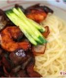 Làm Jjajangmyeon theo phiên bản tôm thịt