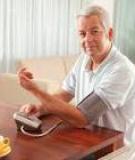 NGƯỜI CAO TUỔI TỰ ĐO HUYẾT ÁP TẠI NHÀ