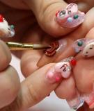 Gắn mèo Kitty lên móng tay xinh
