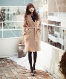 Trench coat và váy liền tự tin dạo phố đón mùa xuân mới