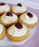 Cupcake phủ mascarpone với mứt cherry