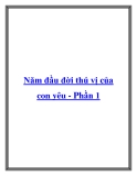 Năm đầu đời thú vị của con yêu - Phần 1.Tuổi thơ của con đầy những khoảnh khắc đáng nhớ, như nụ cười “móm mém” đầu tiên, thìa bột đầu tiên, và cú lẫy đầu đời. Xen giữa những sự kiện đáng yêu đó là những “pha hành động” làm bố mẹ phát điên, như thức dậy 