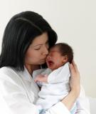 Giải thích tại sao trẻ mới sinh thường hay khóc dạ đề