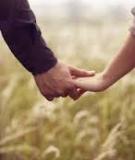 Trong lúc tình còn ấm, xin giữ chặt tay nhau…