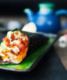 Tự làm sushi hình ốc quế thơm ngon